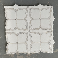 Mosaïque de pierre en marbre blanc de Thassos et en nacre de coquillage de mer, design jet d'eau Pallas