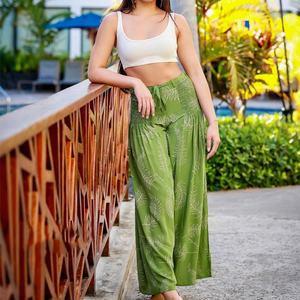 Pantalons amples à taille haute imprimés plage de luxe, fabrication OEM, pantalons décontractés en rayonne personnalisés - Product Image 3