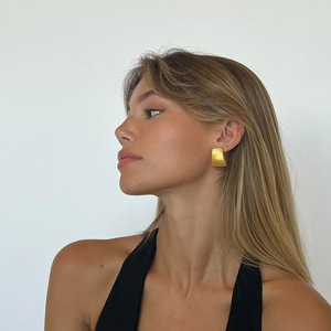 Boucles d'oreilles à clipser géométriques trapézoïdales à rayures en métal, acier inoxydable plaqué or 18 carats, pour usage quotidien - Product Image 3