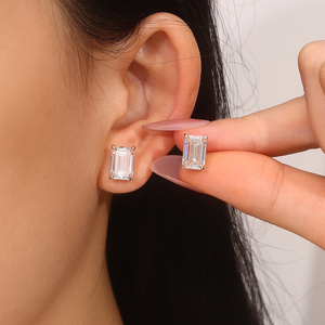 Boucles d'oreilles clous en or jaune AU750 pour femme, tendance, avec diamants de laboratoire taille émeraude IGI VVS 1-10 carats, bijoux fins sur mesure - Product Image 3