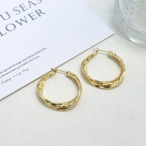 Boucles d'oreilles créoles en cuivre pour femmes, 1 pièce, à prix abordable, de forme irrégulière, torsadées, carrées et rondes, style Huggie, bijoux fantaisie pour le quotidien et les vacances - Product Image 4