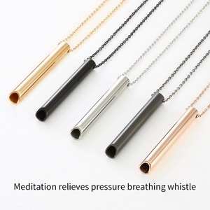 Venta al por mayor Mindfulness colgante silbato regula la respiración alivia collar joyería para hombres y mujeres - Product Image 1