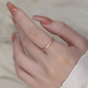 แหวนแฟชั่นผู้หญิงคุณภาพสูงใหม่หรูหรายอดนิยมสินค้าใหม่ปี2024แหวนสีขาวสีโรสโกลด์18K สีขาวดีไซน์เล็ก - Product Image 2