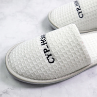 Chaussons jetables de luxe pour hôtel et spa, avec logo brodé personnalisé, semelle de 4 à 6 mm, taille sur mesure, pour chambre d'hôtes QINMU