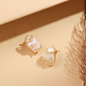 Pendientes de perlas barrocas de agua dulce para mujer con engaste minimalista chapado en oro, joyería clásica y elegante para fiestas. - Product Image 5