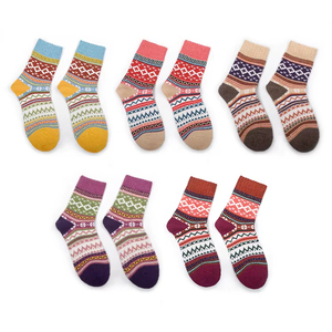 <span class=keywords><strong>Chaussettes</strong></span> d'hiver en laine confortables pour femmes <span class=keywords><strong>Chaussettes</strong></span> vintage décontractées en tricot épais avec motif solide Vente chaude-Chaudes et confortables - Product Image 2