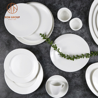 Assiettes en céramique rondes et plates en porcelaine blanche mate anti-puce pour restaurants à bas prix de haute qualité vente en gros