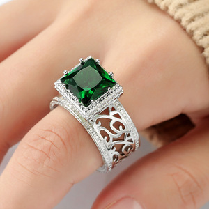Anello Quadrato Stile Regina, Gioiello Elegante e Audace per Donne - Product Image 1