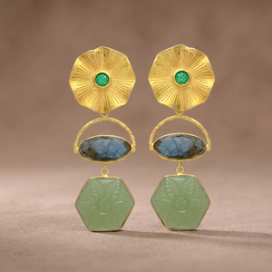 Boucles d'oreilles pendantes en labradorite et jade, motif fleur verte, plaquées or, faites à la main, bijoux ethniques pour mariage et fête, en laiton, Jaipur Gems - Product Image 2