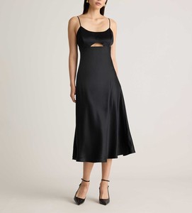 Elegante Vestido Midi Negro de Seda con Detalle Recortado, Tirantes Finos, Corte Ajustado y Dobladillo Evase, Ideal para Fiestas - Product Image 1