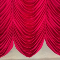 Tirai Dekoratif Panggung Desain Ruffle Merah Mewah Bergelombang Bahan Polyester Katun Bersertifikasi NFPA701 Elegan untuk Pernikahan