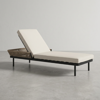 Chaise longue d'extérieur réglable avec cadre en métal noir et appui-tête en rotin tressé
