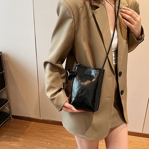 Bolsas de Moda de Luxo para Mulheres em Couro PU Autêntico, Design Simples e de Cor Sólida, Fechamento Aberto para o Verão - Product Image 3