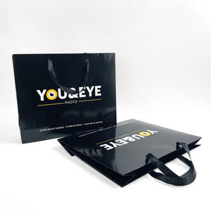 Bolsas de Compra Negras Brillantes de Primera Calidad, Bolsas de Papel Personalizadas con Logotipo Impreso y Asas de Cinta para Marcas de Moda - Product Image 5