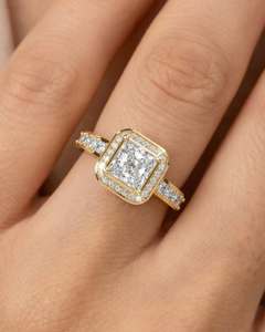 Bague de fiançailles de luxe en or blanc 14 carats avec diamant de laboratoire taille coussin et pierres latérales couleur D F pour femme - Product Image 1