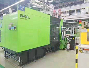 Machine de moulage par injection ENGEL700T d'occasion pouvant produire des boîtiers de phares d'automobiles et des panneaux d'appareils ménagers multi-matériaux - Product Image 4