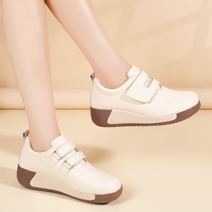 รองเท้ากีฬาแบบใหม่พื้นหนา สีขาว ส้นลาด และรองเท้าลำลองทรงโยก - Product Image 4