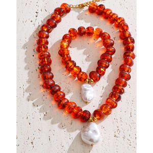 سوار من الخرز غير منتظم من الأكريليك وصلت حديثًا من jinأنت طقم مجوهرات بدلاية من اللؤلؤ الباروكي المقلد - Product Image 4