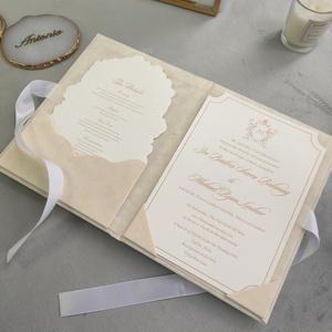 Folio d'invitation de mariage personnalisé en velours beige avec détails dorés et enveloppe pour célébration de mariage - Product Image 1