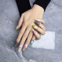 Ongles en acrylique press-on, dégradé vert lime et blanc laiteux, fleurs roses peintes à la main, décorations en ambre enveloppées de métal, forme amande, longueur moyenne