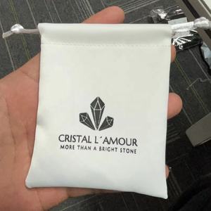 Pochette à bijoux en satin de soie sérigraphiée personnalisable pour emballage de cadeau de fête de mariage avec rangement pour boucles d'oreilles et bagues - Product Image 6