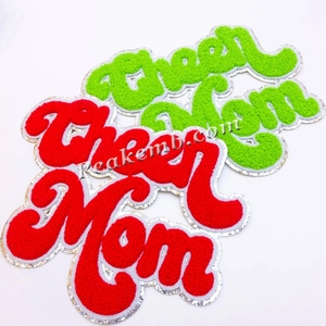 Parche bordado de chenilla hecho a mano Cheer Mom Iron-On con diseño de adorno de purpurina y decoración de cuentas en tela de lona - Product Image 4