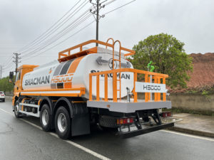Camion-citerne d'arrosage de voirie municipale Shacman 20m³ de Chine, camion pulvérisateur d'eau anti-poussière pour mines - Product Image 2