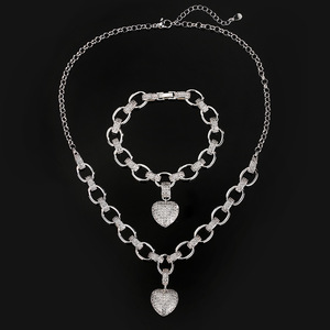 Conjunto de 2 Piezas de Joyería Elegante para Mujer, Collar y Pulsera con Incrustaciones de Circonio en Forma de Corazón, de Cobre Dorado Ecológico - Product Image 6