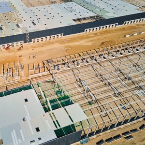 Structure de portique en acier pour entrepôt avec acier ASTM A572 et structure galvanisée à chaud - Product Image 3
