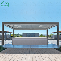 Pergola moderne motorisée à lames orientables en aluminium, design écologique et imperméable, taille personnalisable pour usage extérieur dans la cour.