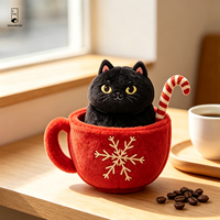 Peluche de Noël Chat Noir avec Flocon de Neige et Tasse Rouge, Poupée Rembourrée avec Canne en Sucrée, Décoration de Maison pour les Fêtes, Cadeau de Noël