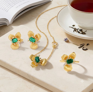 Magnifiques bijoux de cou d'inspiration botanique, élégantes chaînes de cou plaquées or avec pendentifs en forme de fleurs pour femmes, idéales pour les mariages. - Product Image 5