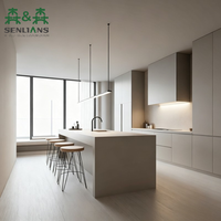 Ensemble de meubles de cuisine modulaires contemporains de luxe blanc cassé avec garde-manger haut et îlot cascade pour projets résidentiels
