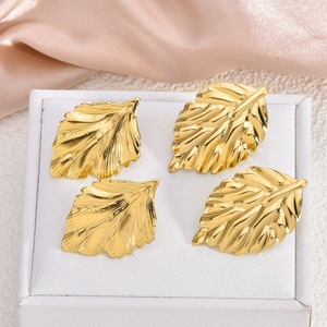 Boucles d'oreilles clous EH300 unisexe, design européen et américain, plaqué or 18 carats, bijoux haut de gamme en acier inoxydable froissé en forme de feuille - Product Image 1