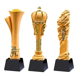 Trophée personnalisé en résine dorée avec base en cristal pour événements d'entreprise et compétitions - Product Image 1