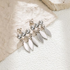 Boucles d'oreilles tendance pour femme, triple goutte d'eau/marquise, serties de zircone cubique, en acier inoxydable plaqué or 18 carats, pour le quotidien - Product Image 2