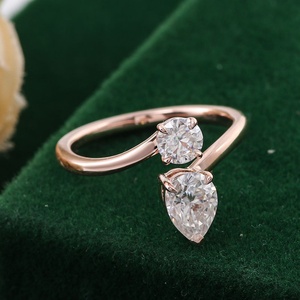 Bague en or jaune 10 carats, or blanc, moissanite, forme poire, 1 carat, rond, 0,4 carat, personnalisable, bague de mariage à deux pierres, bijoux fins - Product Image 4