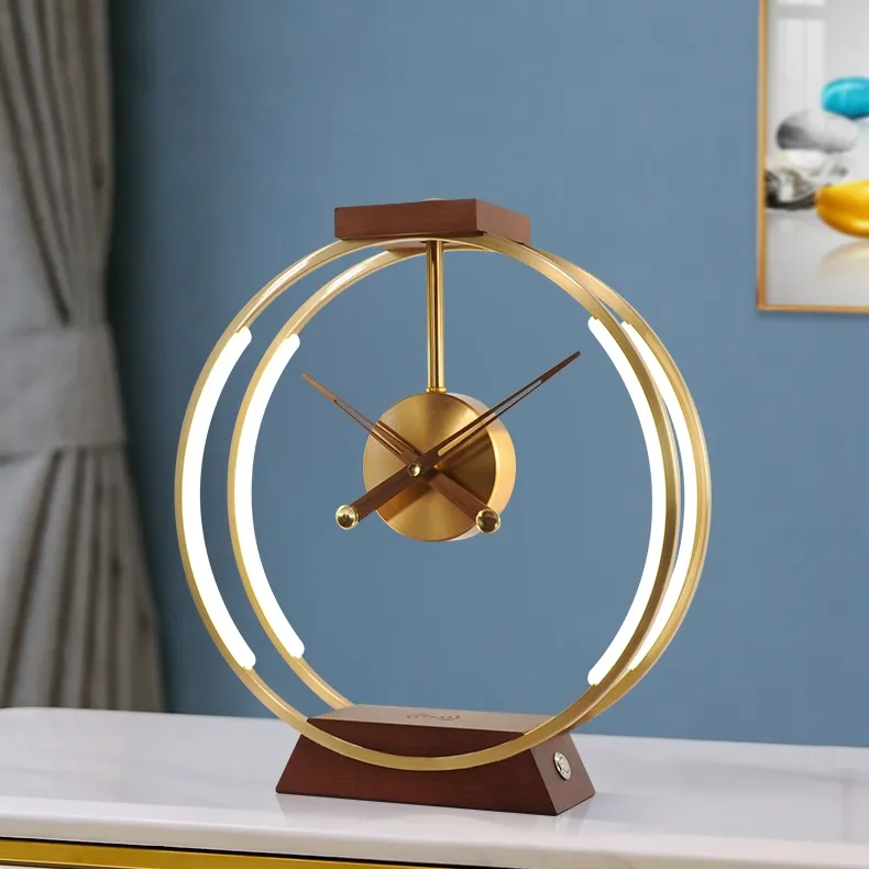 מוצרים פופולריים 2024 כניסות חדשות לעמעום אור שעון יוקרה טעינה אלחוטית מנורת שולחן חכמה עם בסיס עץ