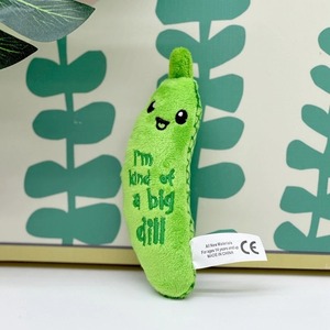 Juguete masticable de pepino verde ecológico al por mayor, rompecabezas interactivo sostenible, suministros para mascotas, hierba gatera de plástico y algodón moderno para uso diario - Product Image 5