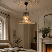 Lustre en verre artisanal médiéval français, avec accessoires en fer électroplaqué, suspension en verre texturé vintage pour îlot de salle à manger ou villa