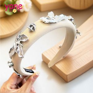 عصابة رأس معدنية وفضية ساتان واسعة بتصميم عصري من الساتان للنساء - Product Image 4
