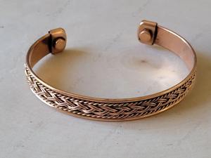 Brazalete Magnético de Cobre Trenzado Elegante de Excelente Calidad con Acabado Pulido para Mejorar la Circulación y Uso Diario en Venta - Product Image 5