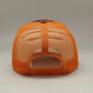 Casquette de camionneur en maille camouflage orange à 5 panneaux, personnalisée avec impression par sublimation et patch brodé camouflage, vente en gros à prix abordable - Product Image 4