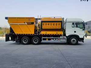 Camion synchrone de joint de <span class=keywords><strong>gravier</strong></span> HOWO 10 roues asphalte bitume synchrone puce scellant épandeur camion à vendre - Product Image 6