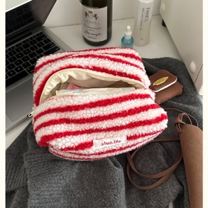 Bolsa de maquillaje personalizada a la moda, bolsa de cosméticos de lana de cordero con múltiples rayas, bolsa de invierno, etiqueta lavable, algodón suave para el hogar - Product Image 6