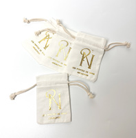 Sac cadeau recyclable en satin noir avec cordon de serrage pour bijoux et parfums, petite taille, dorure à chaud personnalisée pour bracelets et lunettes