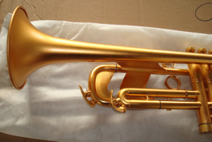 Trompeta Profesional de Nuevo Diseño para Uso Rudo en Si Bemol Color Oro Satinado - Product Image 4