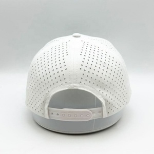 Casquette de baseball et de golf sportive à 5 panneaux, imperméable, avec logo personnalisé en patch de caoutchouc PVC, perforations découpées au laser pour le surf - Product Image 5