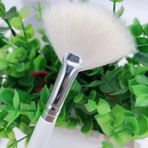 <span class=keywords><strong>Pinceau</strong></span> éventail professionnel en poils <span class=keywords><strong>de</strong></span> chèvre blancs pour application <span class=keywords><strong>de</strong></span> masque facial et <span class=keywords><strong>mousse</strong></span> <span class=keywords><strong>de</strong></span> maquillage – Idéal pour esthéticiennes et soins <span class=keywords><strong>de</strong></span> la peau - Product Image 5