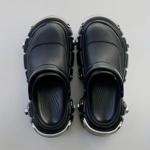 Sandalias planas de mujer Paris Cave con remaches anti-lobo, suela gruesa de EVA con aumento de altura, patrón geométrico, pantuflas de exterior para playa - Product Image 1